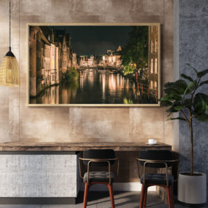 ”Gent in de avond” in een bruine houten lijst 40x60 cm – matte afdruk